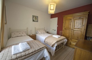 Twin bedroom in Aisling Cottage